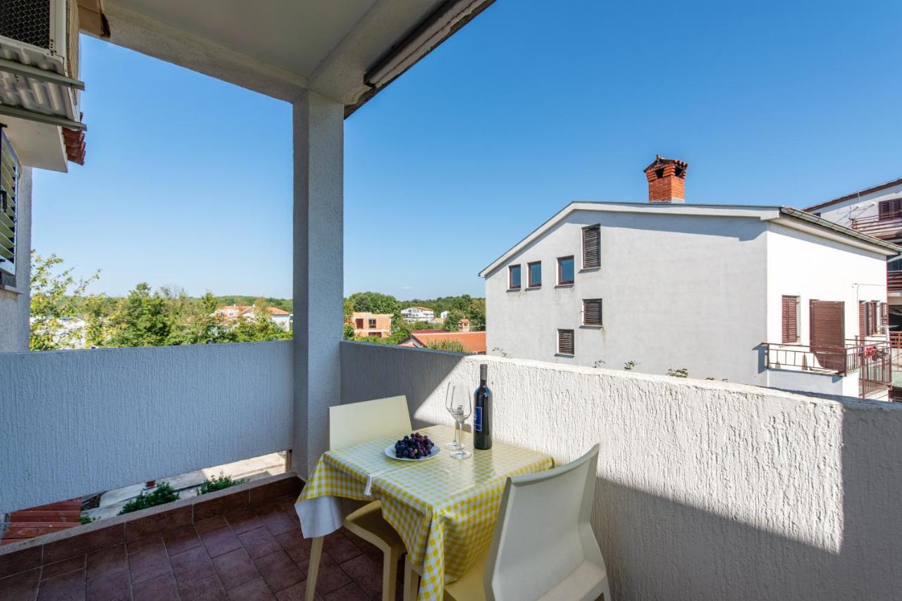 Apartments Villa Falcon Funtana Exterior foto