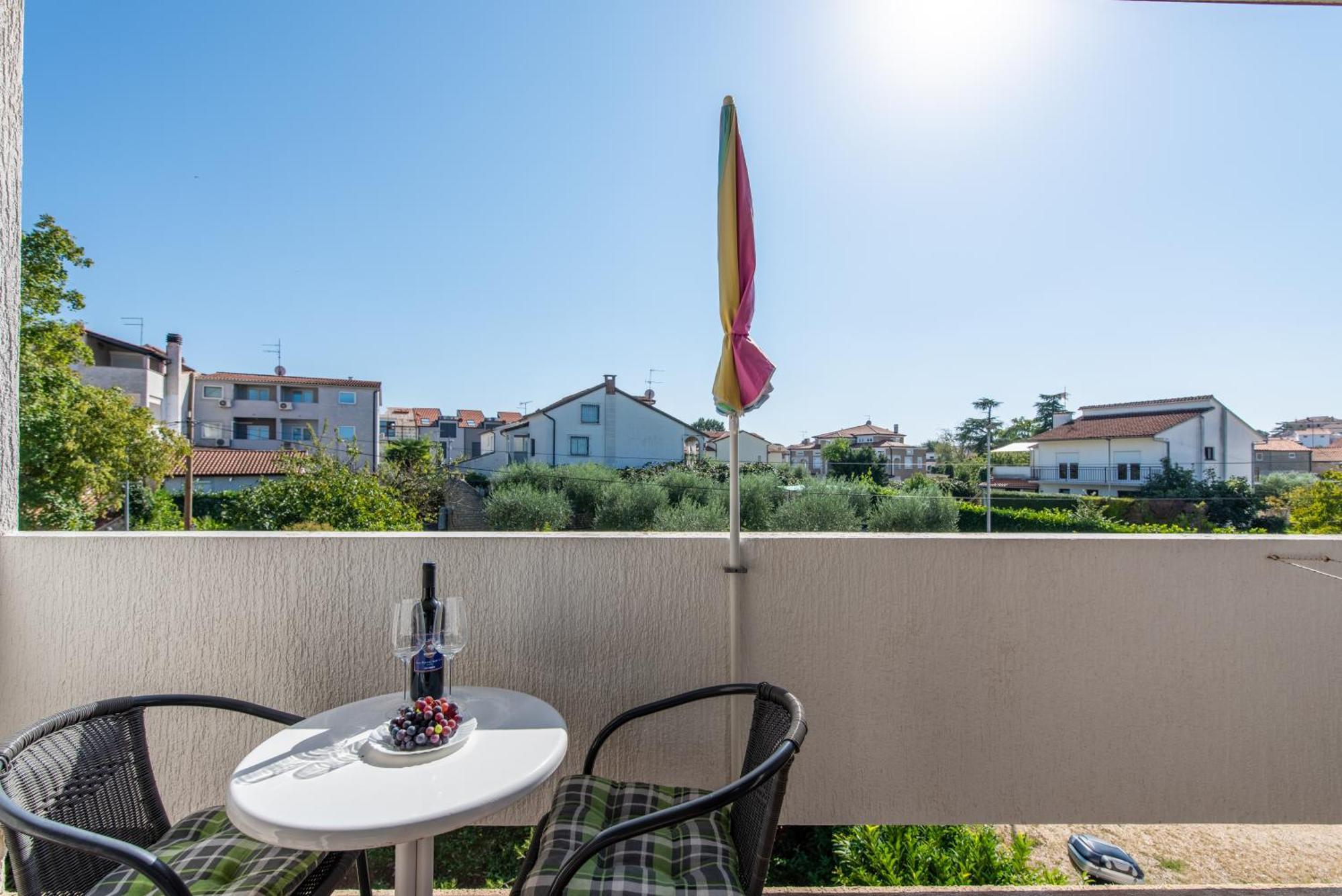 Apartments Villa Falcon Funtana Exterior foto