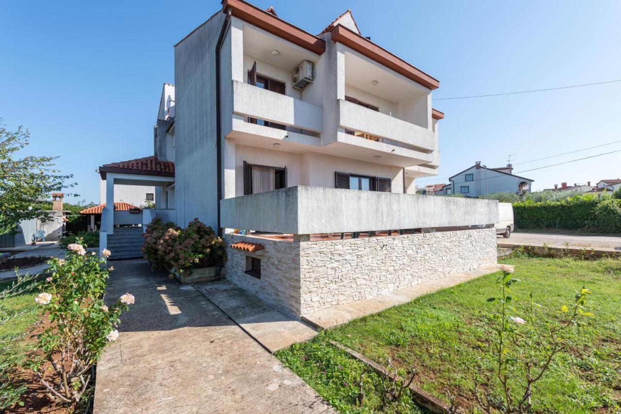 Apartments Villa Falcon Funtana Exterior foto