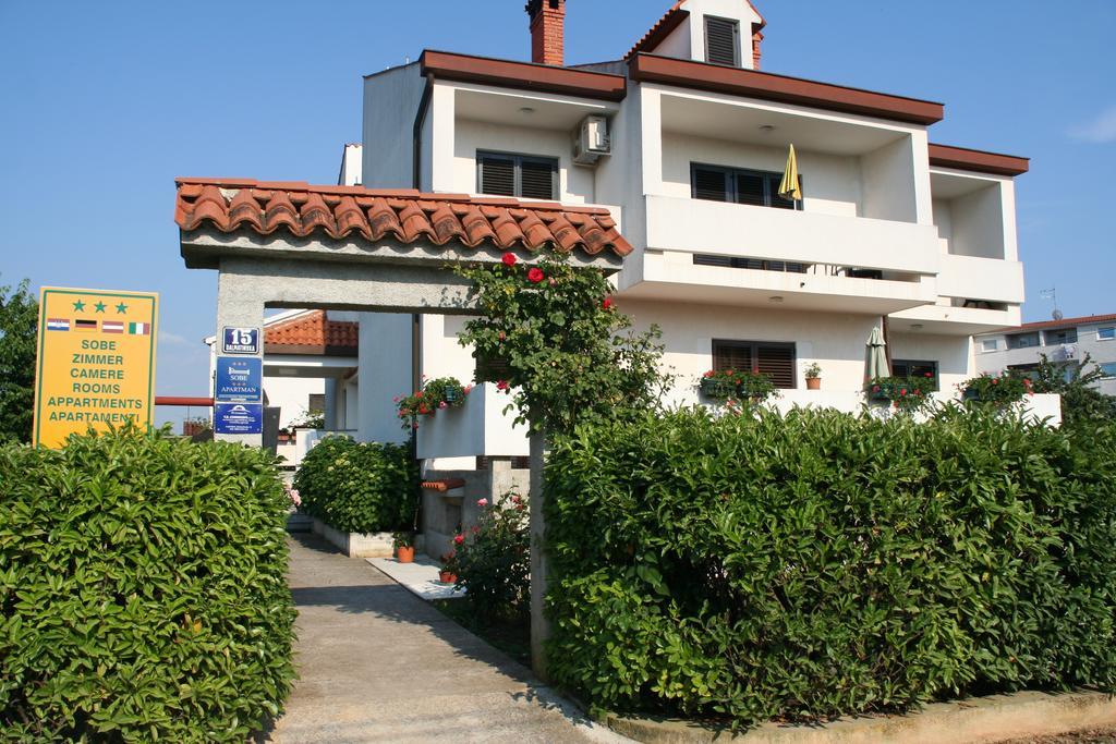 Apartments Villa Falcon Funtana Exterior foto