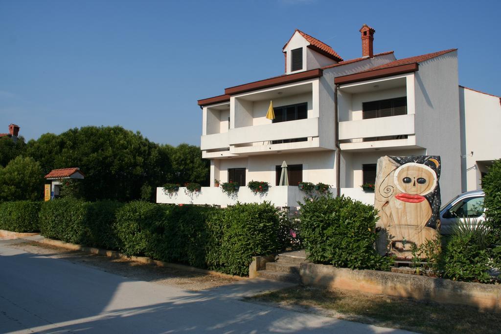 Apartments Villa Falcon Funtana Exterior foto